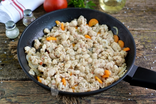 Положить фарш