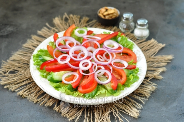 Положить перец и лук