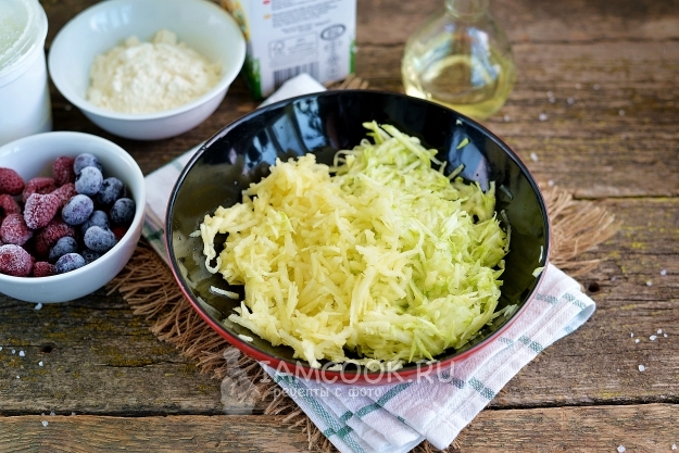 Натереть яблоко и кабачок