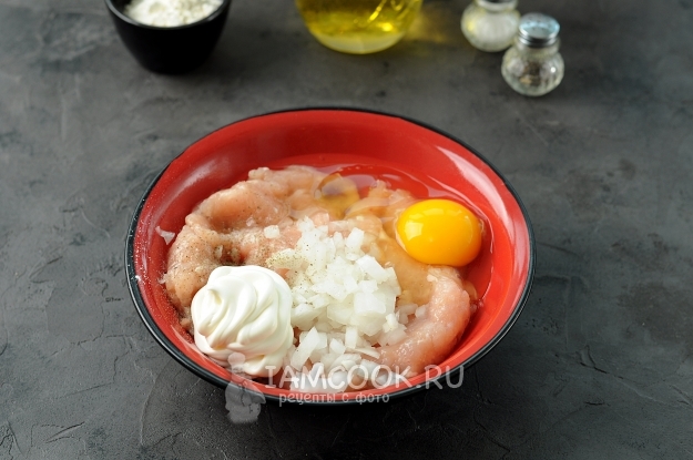Добавить яйцо, лук и майонез