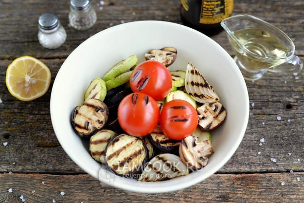 Соединить овощи в миске