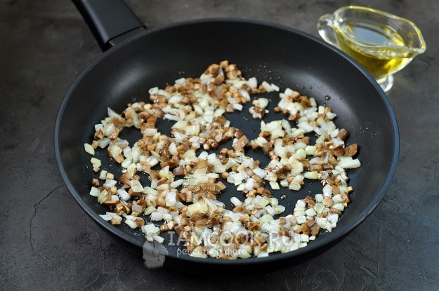 Обжарить лук с грибами