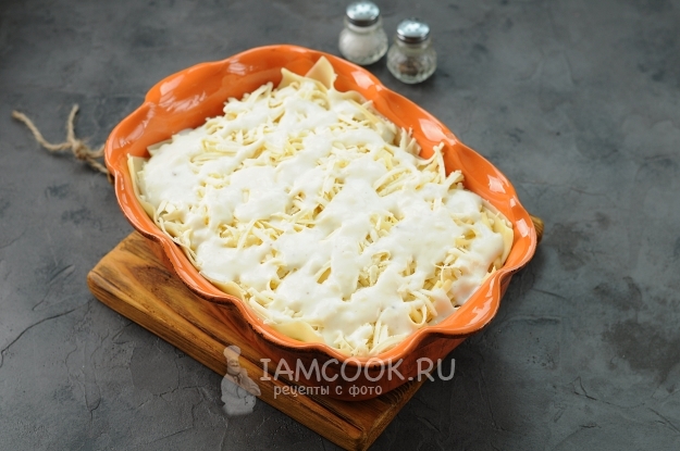 Полить соусом