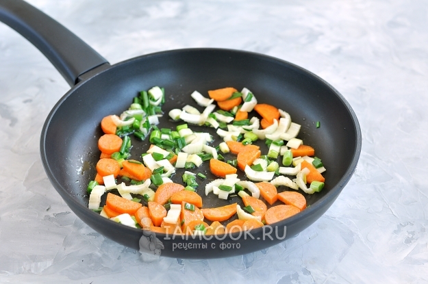 Обжарить овощи на сковороде