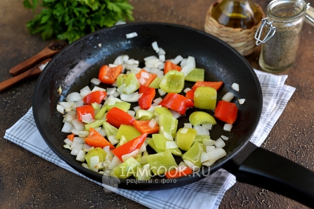 Положить на сковороду лук и перец