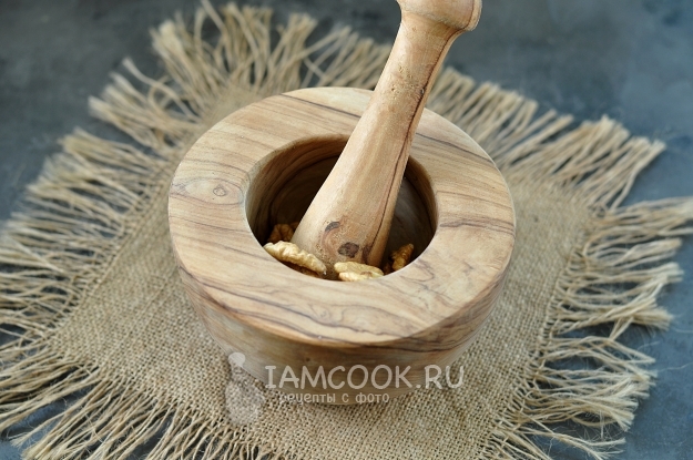 Измельчить орехи