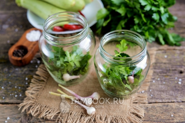 Положить в банку зелень и чеснок