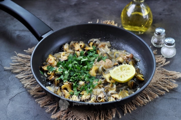 Добавить петрушку и сок лимона