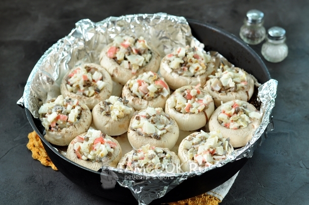 Нафаршировать шляпки грибов