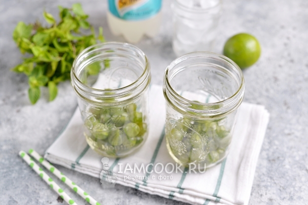 Положить крыжовник в банки