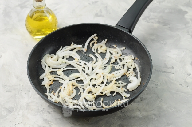 Обжариваем лук