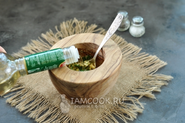 Влить масло