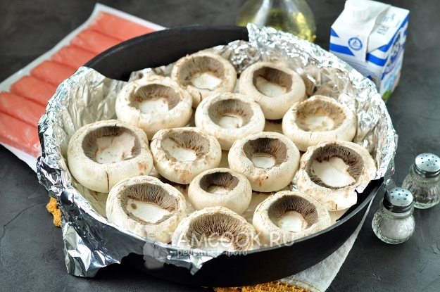 Выложить шляпки грибов в форму