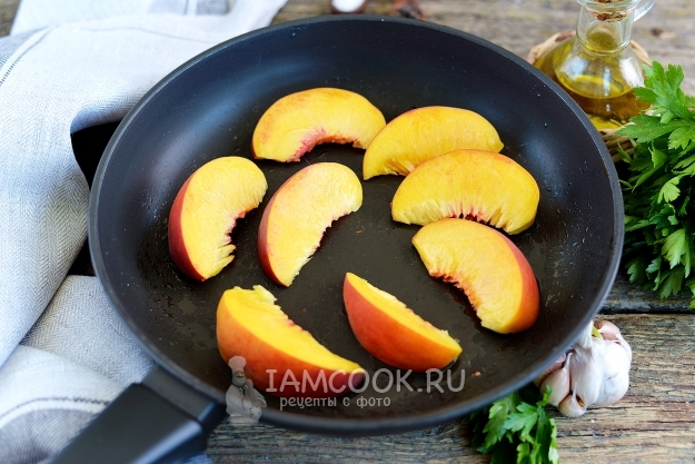 Положить на сковороду персики