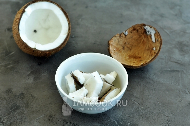 Достать мякоть кокоса