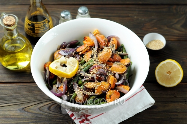 Добавить сок лимона и кунжут