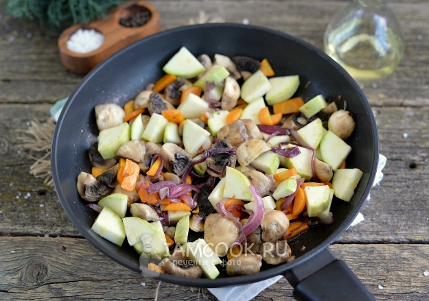 Добавить грибы и кабачки