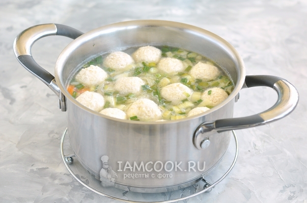 Положить фрикадельки в суп