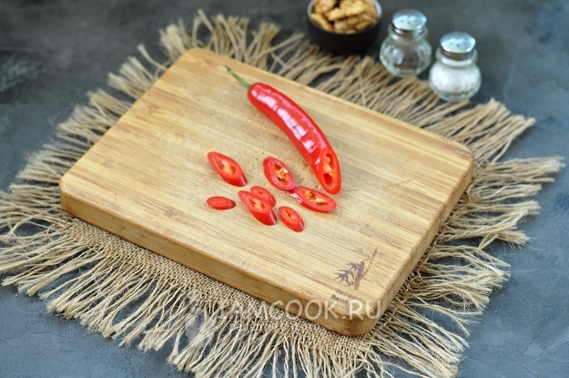 Порезать перец чили
