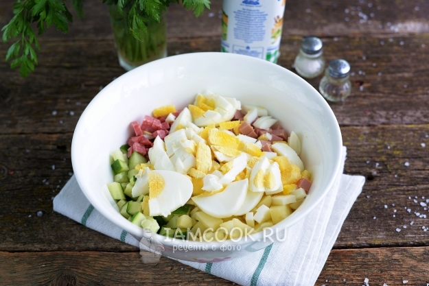 Положить яйца и картофель