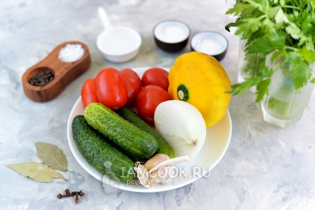 Ингредиенты для ассорти из помидоров, огурцов и патиссонов на зиму