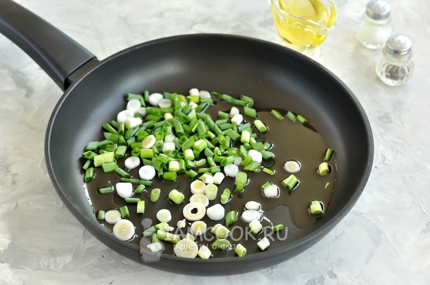 Положить лук на сковороду