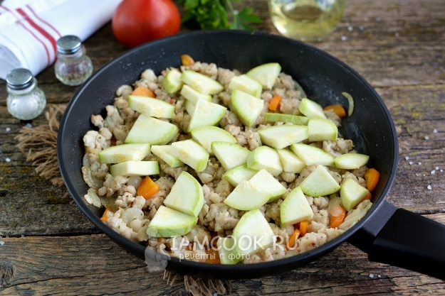 Положить кабачки