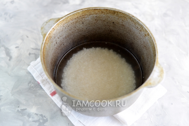 Положить рис в воду