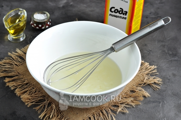 Соединить сыворотку, соль и сахар