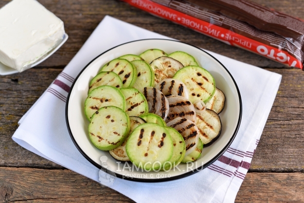 Пожарить баклажаны и кабачки