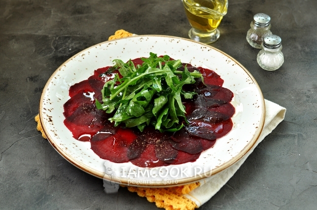 Положить рукколу с маслом