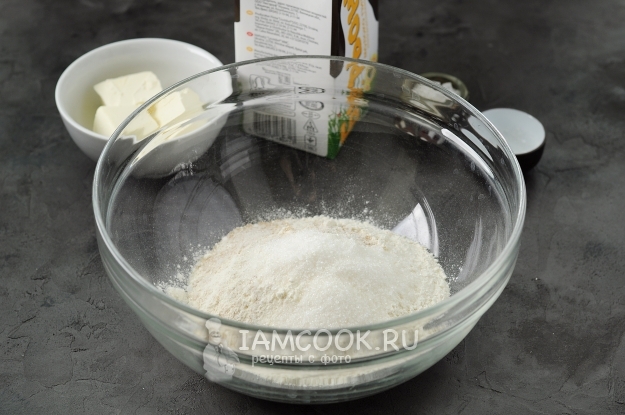 Соединить муку, дрожжи и сахар