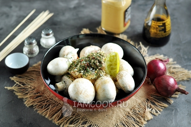 Соединить грибы, сок лимона и травы