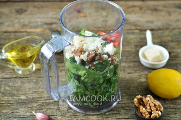 Положить чеснок, сыр и масло