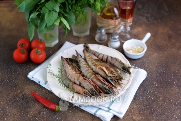 Ингредиенты для тигровых креветок, жаренных с помидорами и чесноком