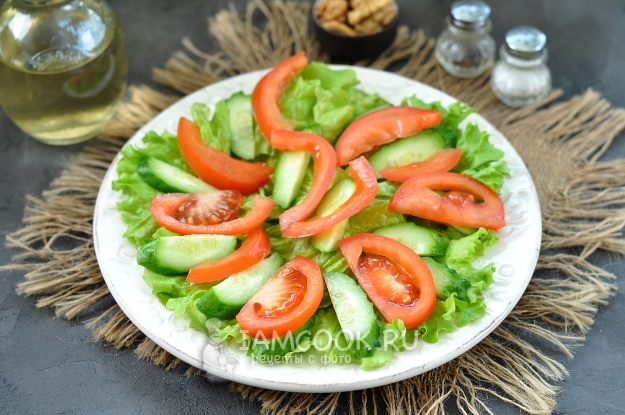 Положить огурцы и помидоры