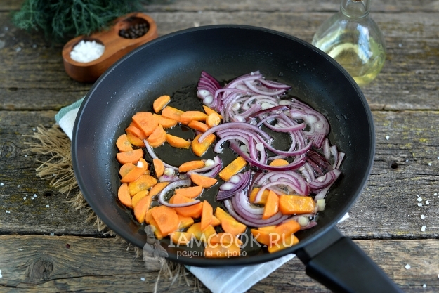 Обжарить лук с морковью