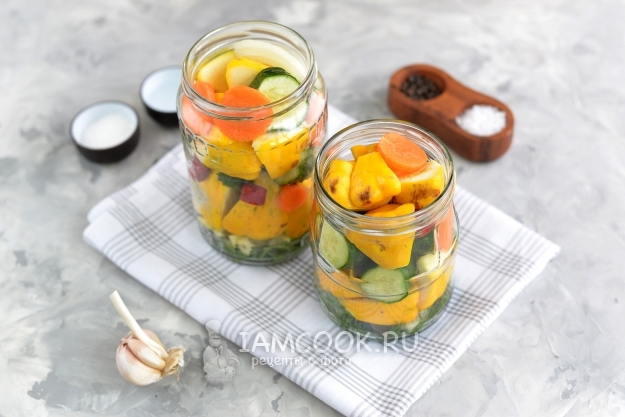 Положить огурцы и патиссоны