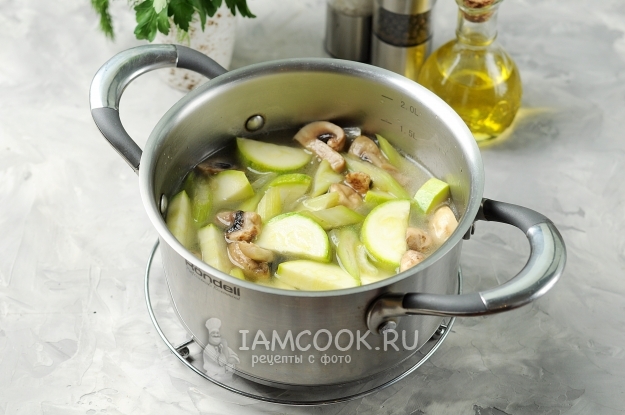 Добавить кабачок и воду