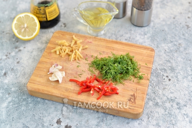 Порезать перец, укроп и чеснок