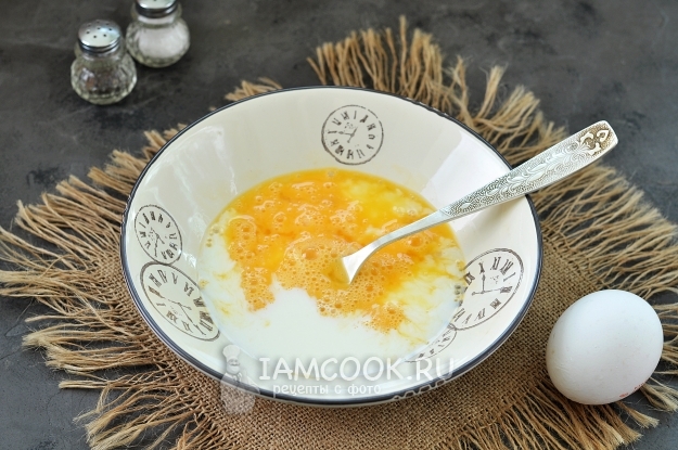 Взбить молоко с яйцом