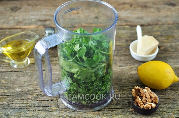 Положить зелень в блендер