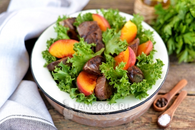 Положить печень и персики