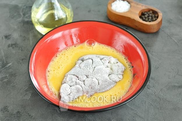 Обвалять печень в муке и яйце