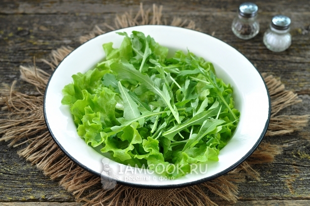 Положить салат на блюдо