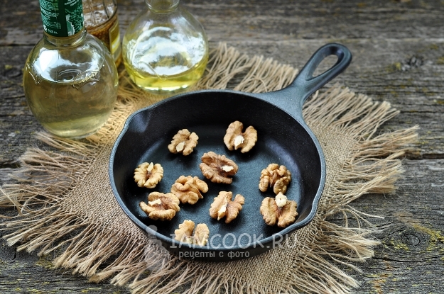 Обжарить орехи