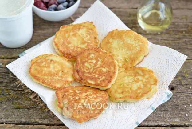 Готовые оладьи с яблоком и кабачком