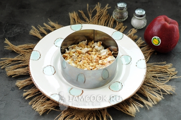 Посыпать орехами