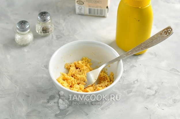 Растереть яйца с горчицей