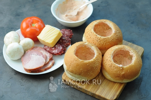 Смазать булочки соусом